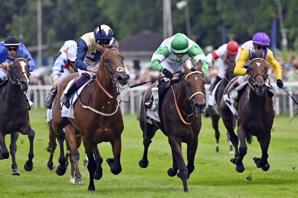 Hamburg, Hochkoenig mit Nina Baltromei (gruene Kappe) gewinnt das IDEE 156. Deutsche Derby